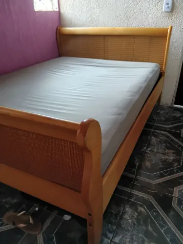 CAMA DE CASAL RÚSTICA DE MADEIRA COM COLCHÃO(USADA)