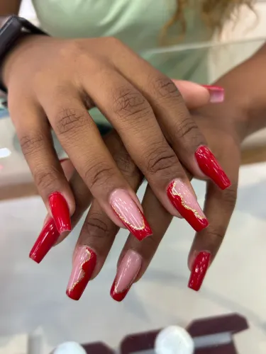Contrata-se design de unhas e sobrancelhas