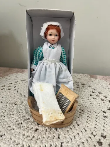 Bonequinha de porcelana antiga colecionabel