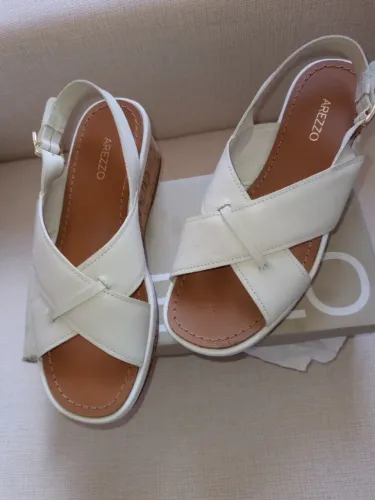 Sandália Off white de couro, plataforma no Tam. 35