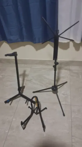 Suporte base para violão e caderno de musica