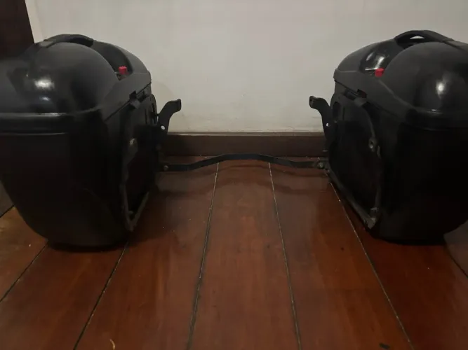 Par de Baú GIVI com suporte/afastador de alforge