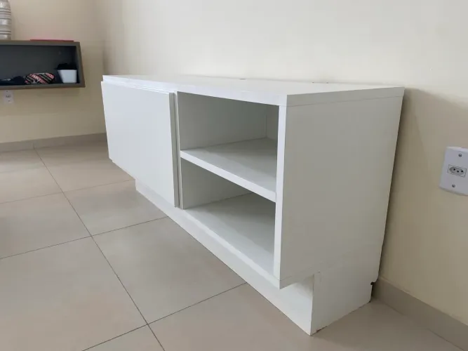 Rack para TV Branco com Porta e 2 Nichos - Ótimo Estado