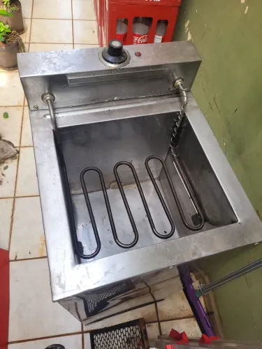 Fritadeira, chapa e cortador de frios