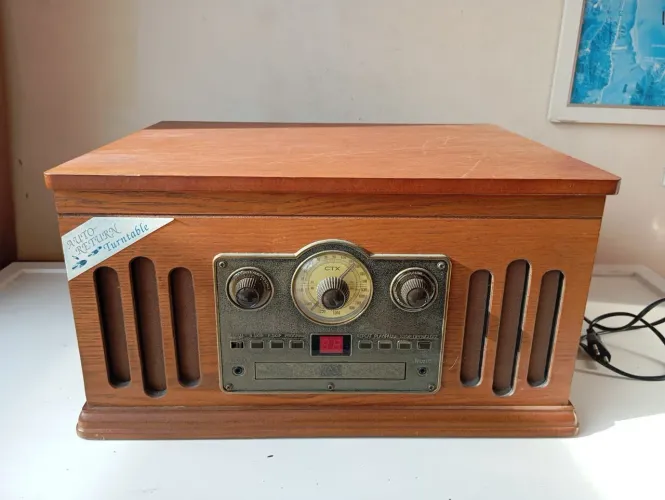 Caixa de som vintage reproduz discos rádio e cds