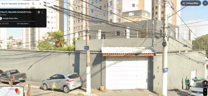 Terreno de esquina com 498 m² de terreno, com casa. 5 minutos a pé da Estrada de Itapeceri