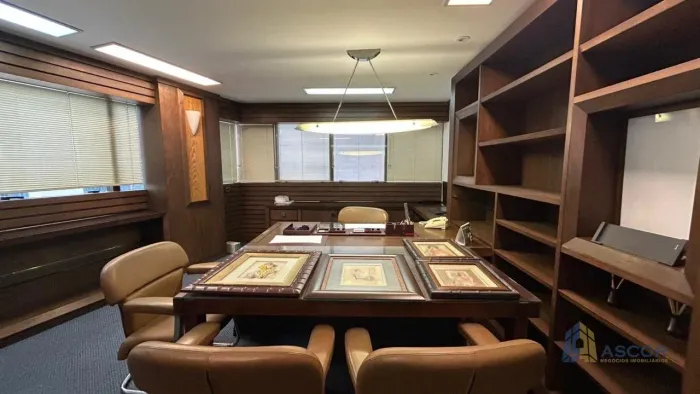 Sala comercial mobiliada com 8 banheiros e 5 vagas em localização privilegiada no Centro