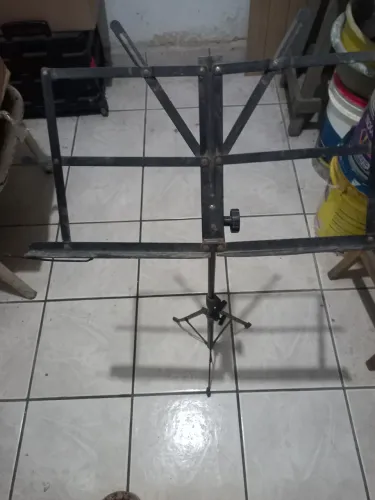 Vendo esta estante para partitura.