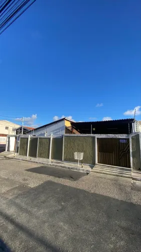 VENDO CASA EM VIA PÚBLICA