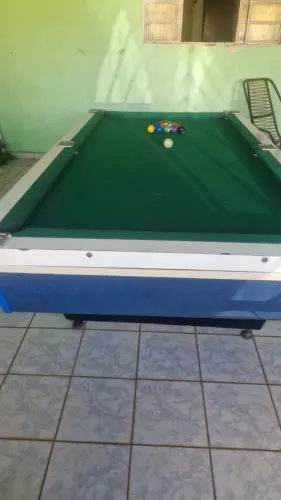 Mesa de sinuca semi nova, acompanha 2 tacos e suporte dos tacos