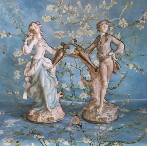 Duas esculturas de resina italiana de casal de camponeses com jarra 31 cm.Perfeitos!