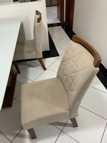 Mesa de jantar de 8 lugares com 4 cadeiras. Tampo leitoso de vidro.