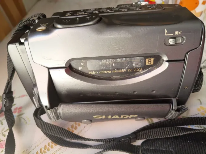 Câmera Sharp ligando vai com carregador 2 bateria porém eu não sei meche nas funções dela 