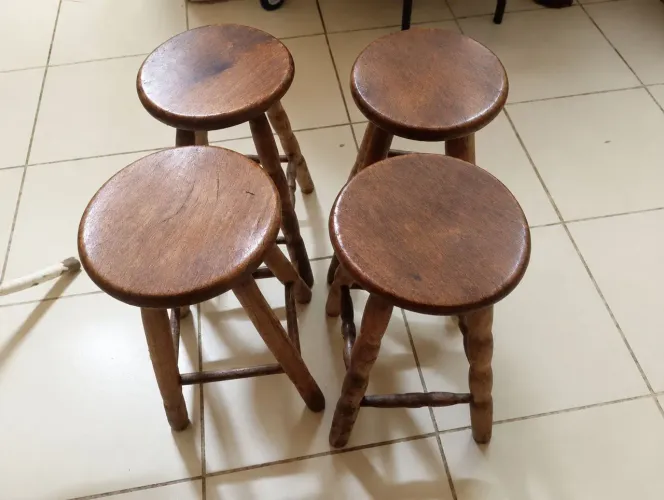 2 Banquetas dee madeira maciça