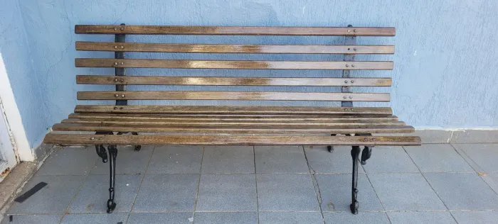 Banco de madeira com pé de ferro