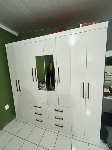 Vendo guarda roupa grande semi novo, pouco uso.