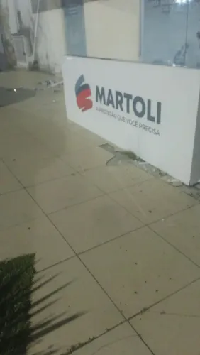 Duas faixadas de loja