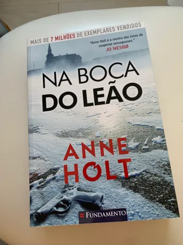 Livro Na boca do leão (Anne Holt)