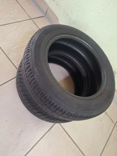 Vendo 1 pneu PIRELLI e 1 pneu GOODYER