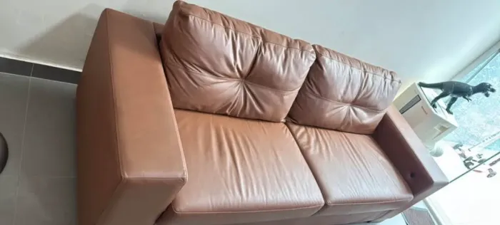 Sofá Coiro Legítimo Com Carregador