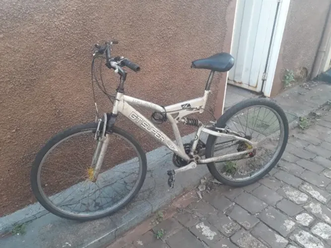 Bicileta (mountain bike) - Trax Outrage - Amortecedor no Garfo e no Quadro - Aro 26