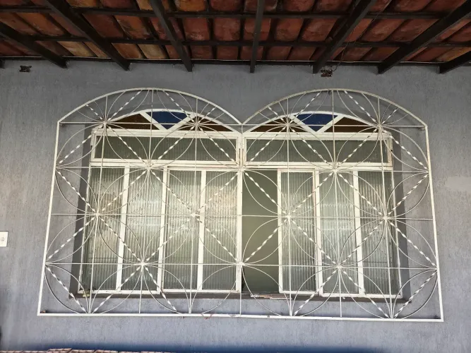Janela usada para sala com grade e vidros medindo 250x120 cms