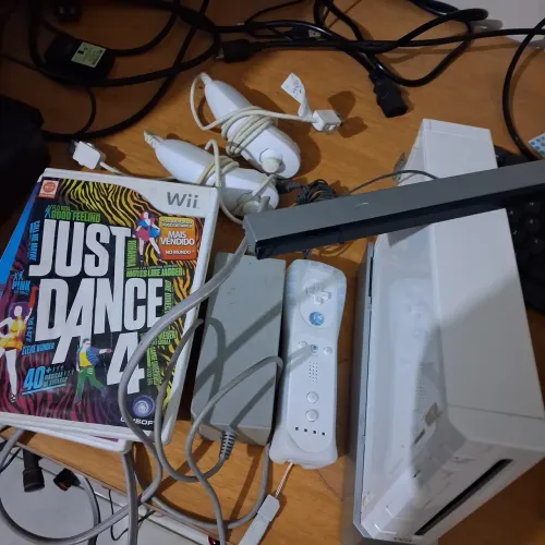 Nitendo wii com 3 jogos originais 2 controle e um sensor