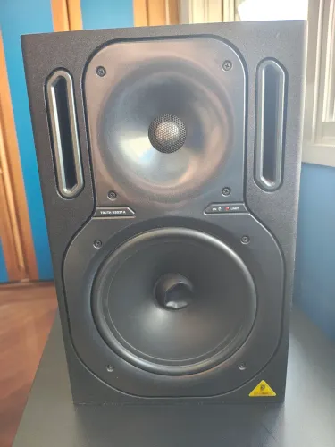 Par de monitor ativas (Behringer truth B2031A)