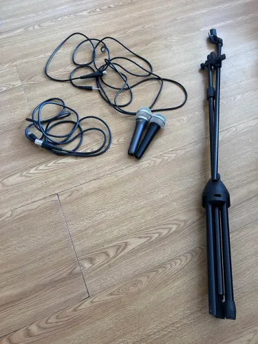 Kit com 2 Microfones, Pedestal e 2 Cabos XLR