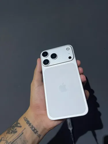 iPhone XR no 17 Pro