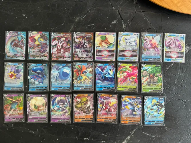 Lote 22 Cartas Originais Pokémon V VMAX VSTAR com sleeves