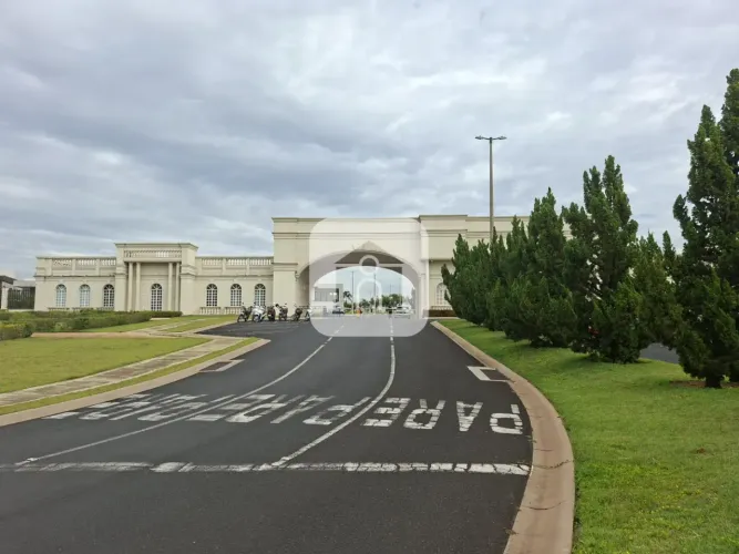 Casa para locação e venda no Condomínio Jardim Versailles