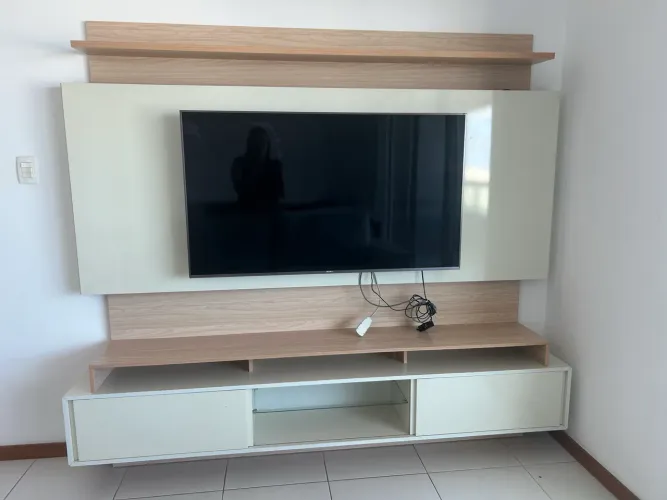 Conjunto Painel + Rack OFF White c/ Amadeirado Claro 