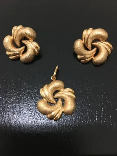 Belíssimo conjunto de brincos e pingente dourados