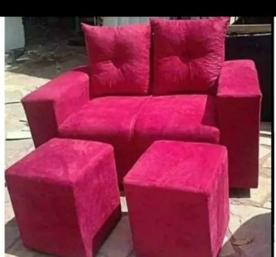 Sofá de 2 lugares com puffs