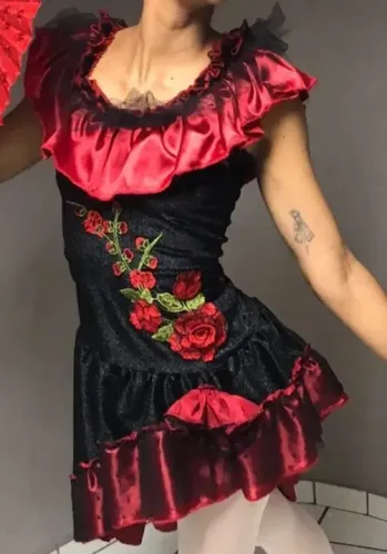 Vestido cigana preto com vermelho figurino