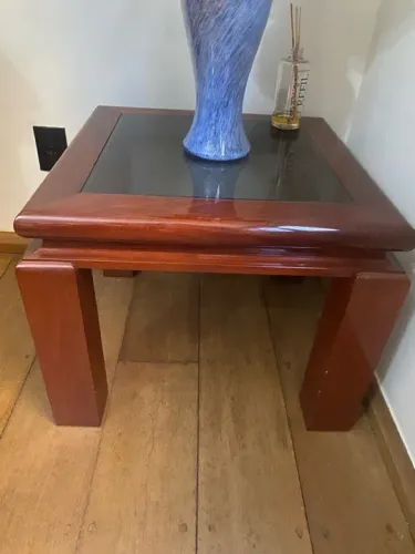 Mesa de canto de madeira mogno maciço e vidro