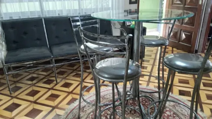 Mesa com tampo de alta, 4 cadeiras e sofá com 3 lugares