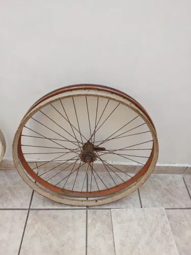 PAR DE ARO 28 PARA BICICLETA ANTIGA SÓ VENDA NÃO TROCO POR NADA 