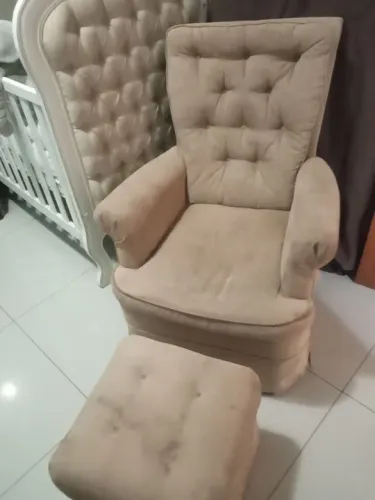 Poltrona de balanço com puf