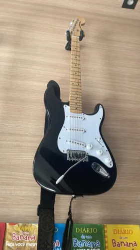 Guitarra squier stratocaster Affinity, junto com cabo Fender e case 