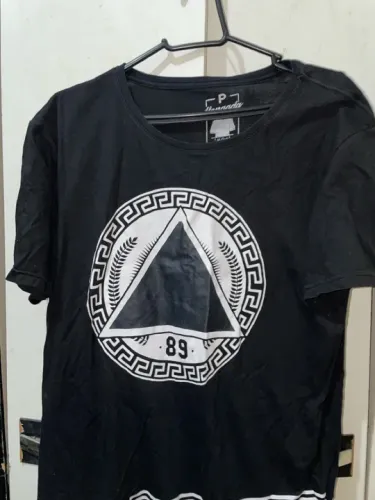 CAMISETA PIRÂMIDE ILLUMINATI MASCULINA  