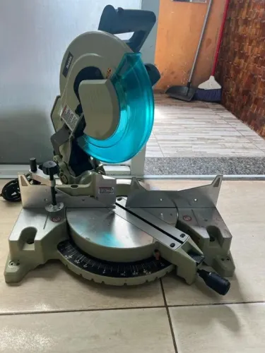 Vende-se Maquina Serra Policorte da Makita para alumínio
