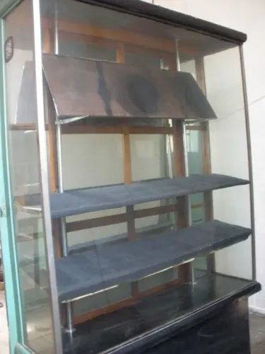 Vitrine grande e alta, expositor com prateleiras ajustáveis.