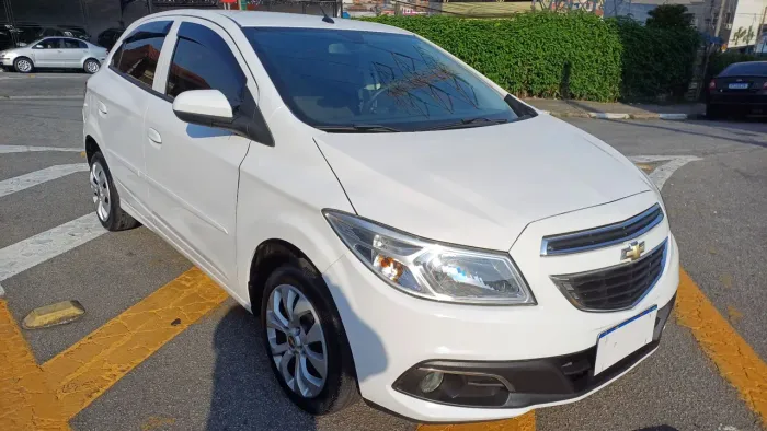 ONIX 2013 COM APENAS 100.000KM