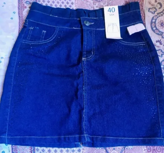 Mini saia c/ elastano detalhes na cintura e bolsos laterais e traseiro