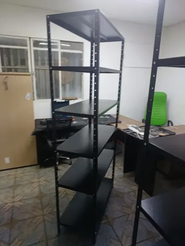 Vendo estantes de aço na cor preta com 6 bandejas.( só novos )Lê a descrição
