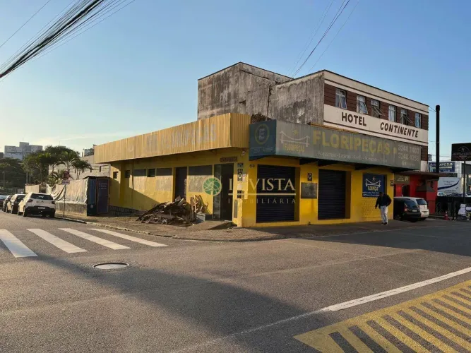 Loja Comercial de esquina, 924m² - À venda na rua Santos Saraiva - Estreito / Florianópoli
