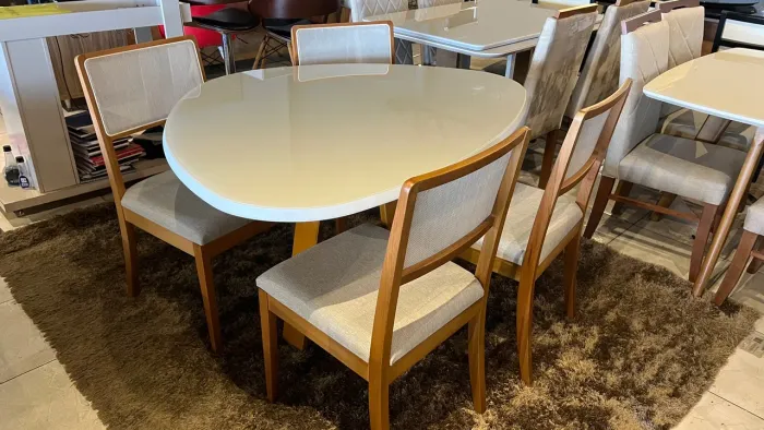 Mesa de madeira e acabamento laqueado