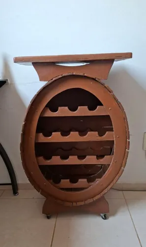 Adega de vinho de madeira formato barril